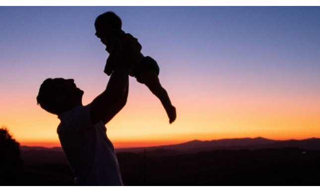 10 libri sulla paternità da regalare a un papà lettore