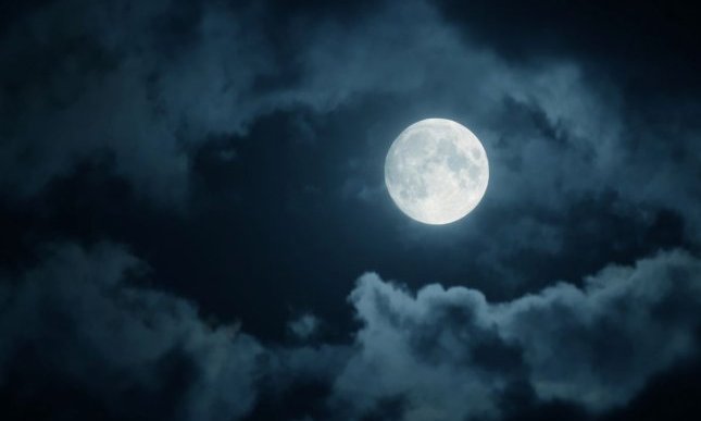 “Tramontata è la luna”: il canto di Saffo che ispirò Leopardi e Pavese