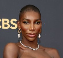 “Scrivi il racconto che ti spaventa”: il potente invito di Michaela Coel agli scrittori durante gli Emmy Awards