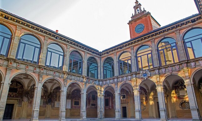Biblioteca Archiginnasio di Bologna: storia, orari e catalogo