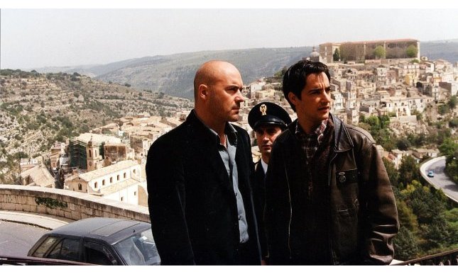 Il commissario Montalbano stasera in tv: trama dell'episodio "Il gioco delle tre carte"