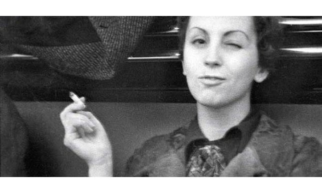 Chi era Gerda Taro, la ragazza con la Leica del libro che ha vinto il Premio Strega