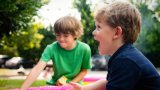 La scuola abbandona i libri sul marciapiede: i bimbi li mettono in salvo