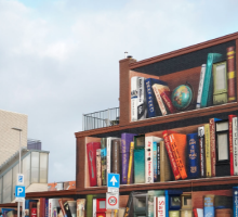 Libri giganti a Utrecht: murale trasforma palazzina in una libreria 