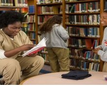 Orange is the New Black: ecco i libri che leggono le protagoniste della serie