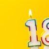 Auguri per i 18 anni: le migliori frasi da scrivere sul biglietto