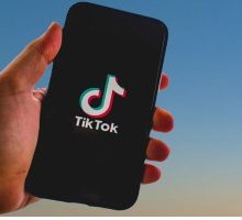 "Ricordo ancora, 3 dicembre": dal testo di una canzone al trend del maglione su Tik Tok