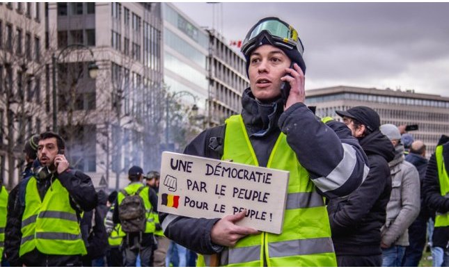 Gilet gialli, perché sono chiamati così e cosa chiedono a Macron