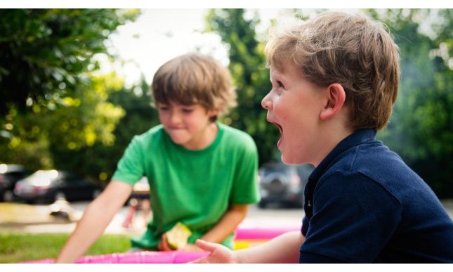 La scuola abbandona i libri sul marciapiede: i bimbi li mettono in salvo