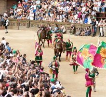 “Palio” di Eugenio Montale: la poesia dedicata alla festa di Siena