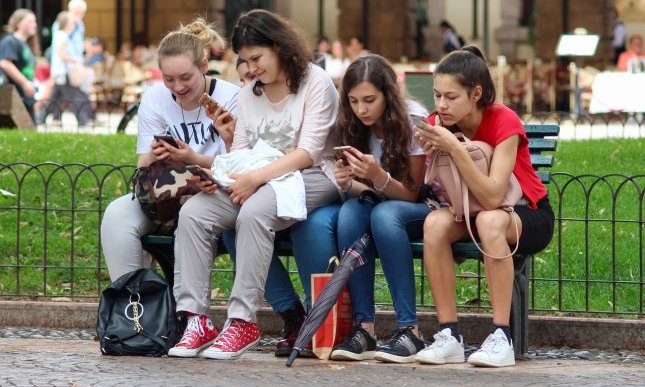 Cellulari in classe addio: la Camera valuta lo stop per professori e studenti