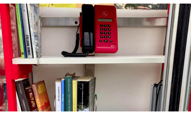 Le cabine telefoniche dismesse diventano biblioteche: a Camogli inaugurata la biblio-cabina