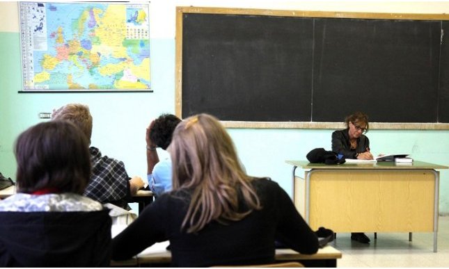 Scuola, aumento stipendio insegnanti: 14 euro pochi per i sindacati, ecco cosa risponde Bussetti