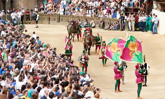 “Palio” di Eugenio Montale: la poesia dedicata alla festa di Siena