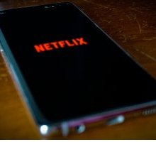 Netflix: ecco il catalogo di agosto 2020 con serie tv e film tratti dai libri