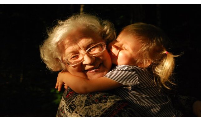 “Capelli bianchi”: la poesia di Gianni Rodari per la Festa dei nonni 