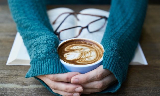 Libroterapia: cos'è e perché può migliorare la salute delle persone