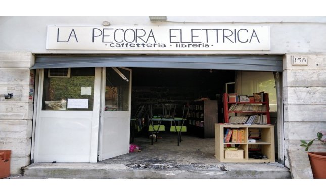 Roma: di nuovo in fiamme la libreria antifascista a Centocelle