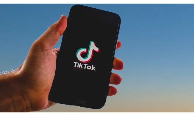 "Ricordo ancora, 3 dicembre": dal testo di una canzone al trend del maglione su Tik Tok