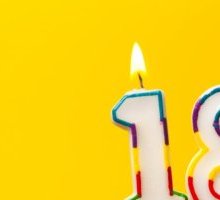 Auguri per i 18 anni: le migliori frasi da scrivere sul biglietto