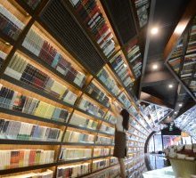 Una libreria labirinto piena di specchi: ecco dove trovarla