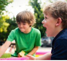 La scuola abbandona i libri sul marciapiede: i bimbi li mettono in salvo