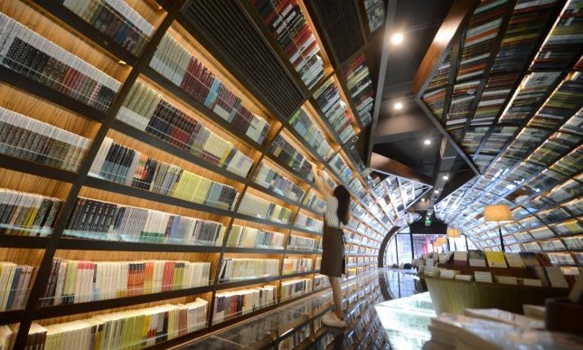 Una libreria labirinto piena di specchi: ecco dove trovarla