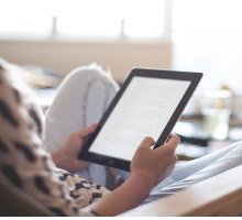 Ebook vs libro cartaceo: quando il supporto cambia la modalità di lettura 