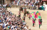 “Palio” di Eugenio Montale: la poesia dedicata alla festa di Siena