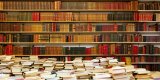 Docente scozzese dona 8000 libri alla Biblioteca di Piacenza