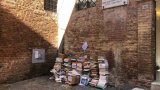 Arriva il no della biblioteca e i libri finiscono tra i rifiuti. Succede a Siena