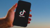 "Ricordo ancora, 3 dicembre": dal testo di una canzone al trend del maglione su Tik Tok